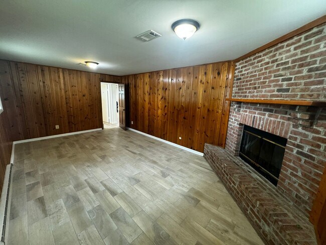 Building Photo - Split level 4-bedroom 3-bathroom home