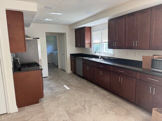 Building Photo - 11717 Dinwiddie Dr