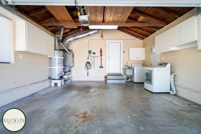 Building Photo - Stunning 3 Bed / 2 Bath Home | Attached Ga...
