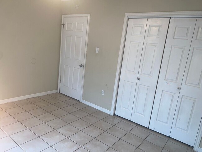 Building Photo - 1134-1136 Willow Creek Dr