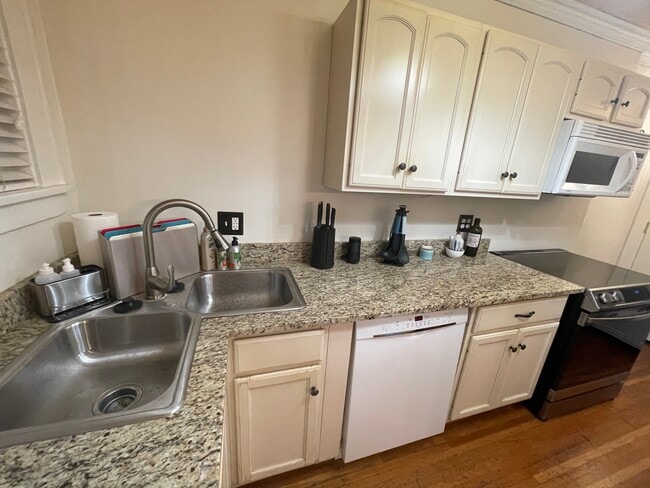 Kitchen sink and dishwasher - 2229 Coventry Rd