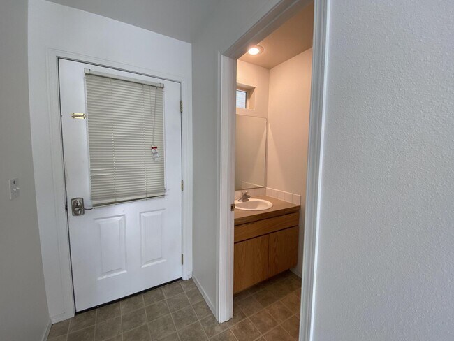 Building Photo - 857 N Garfield St