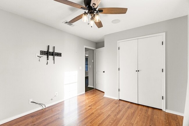 Building Photo - 3701 Oakmont Dr