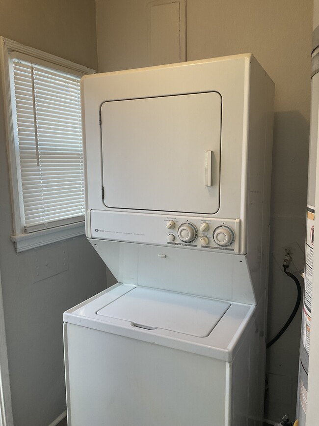 Washer/Dryer - 1707 S Redondo Blvd