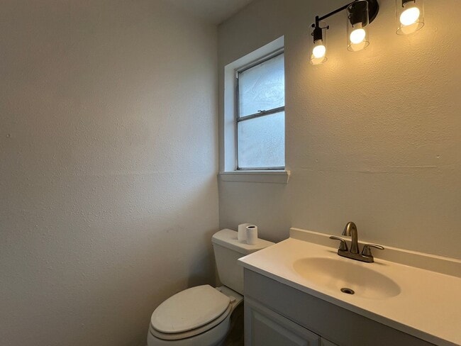 Building Photo - Recently Updated South Side Home!