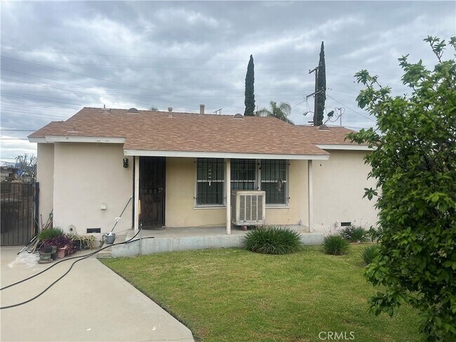 Building Photo - 543 Flores St N