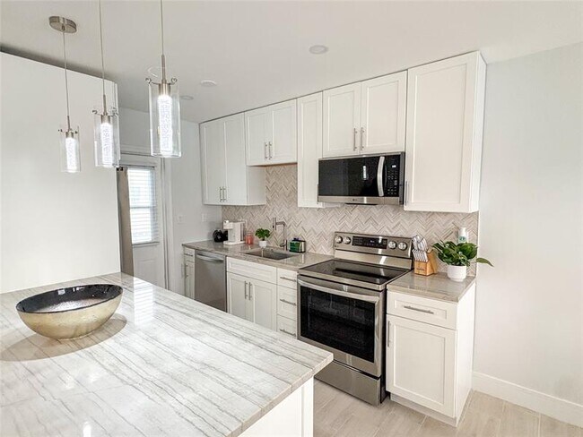 Building Photo - 4541 N Ocean Dr