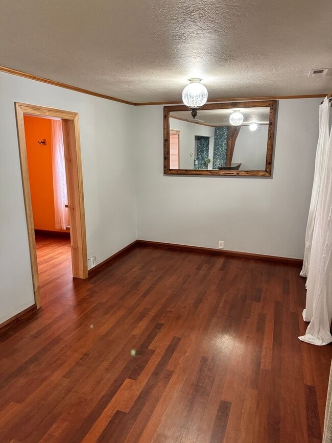 Building Photo - Eclectic Portland Home with Modern Touches...