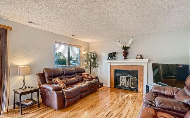 Building Photo - Incredible Tri-level home in Cherry Creek ...