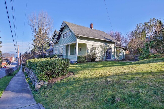Building Photo - Gorgeous Vintage Home in Downtown Langley with Detached Guest Studio!!