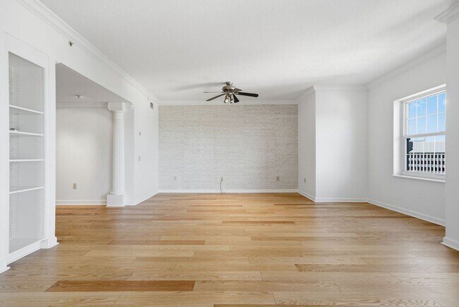 Building Photo - Penthouse Living in Midtown!