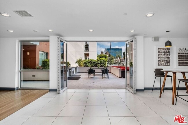 Building Photo - 453 S Kenmore Ave