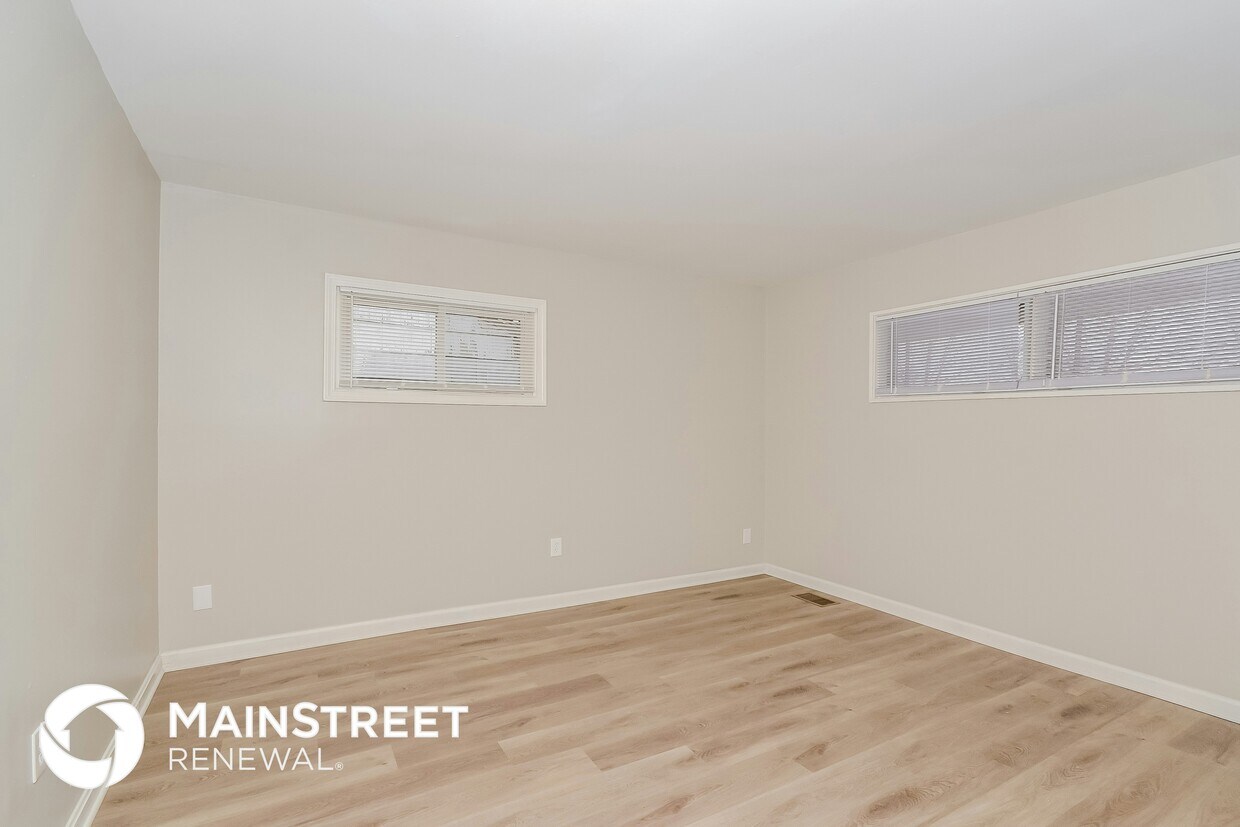 Building Photo - 8691 Bobolink Dr