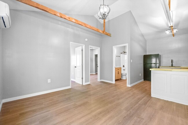 Building Photo - OWNER  PAYS UITLITES!!!
