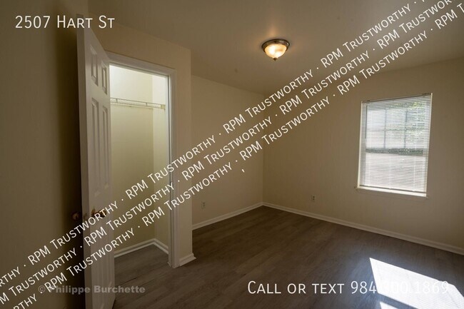 Building Photo - 2507 Hart St