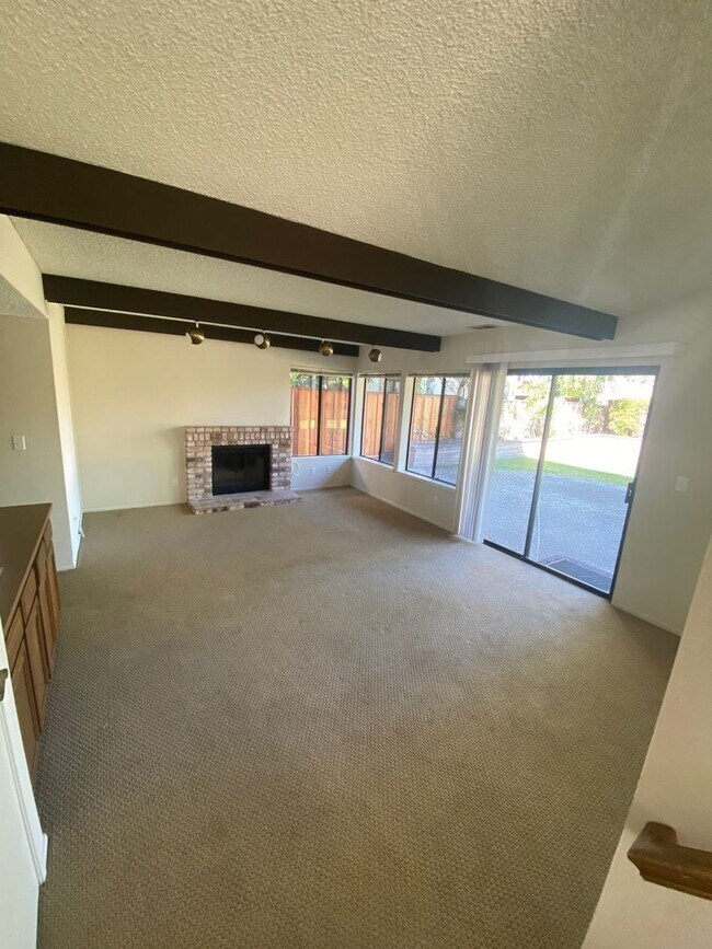 Building Photo - Large 4 Bedroom / 2.5 Bath House in Foster...