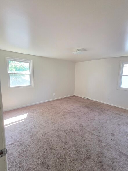 Building Photo - 130 Fairgreen Dr