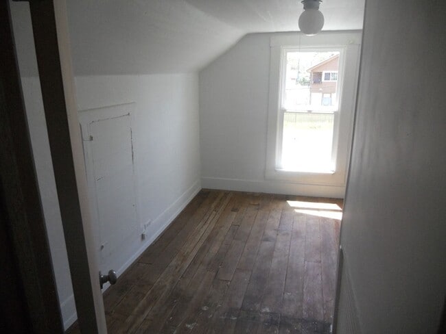 Building Photo - 927 W Schley St