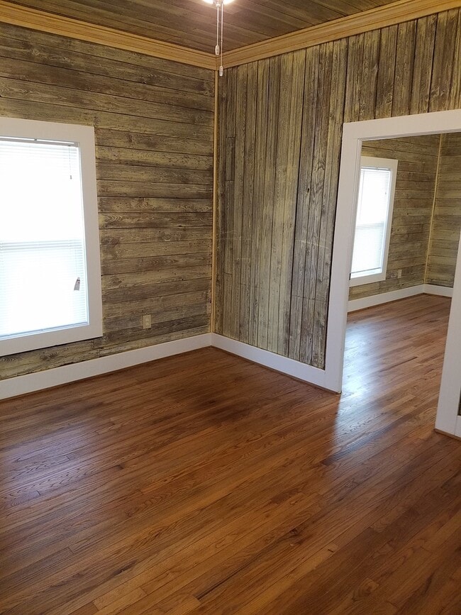 Building Photo - Large one bedroom home with huge yard