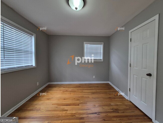 Building Photo - 3206 Mathieson Dr NE