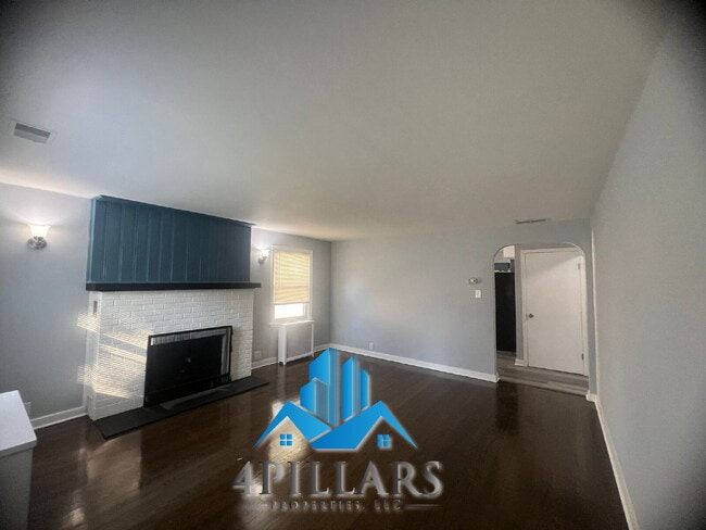 Building Photo - "Charming 3-Bedroom Home with Spacious Lay...