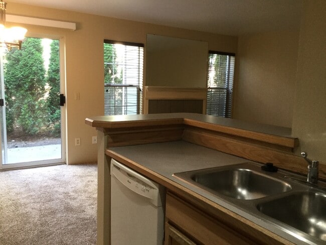 Building Photo - Modern 3-Bedroom Townhome in Prime Everett Location