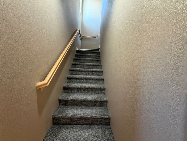 Building Photo - 3 story newer home in great commute location