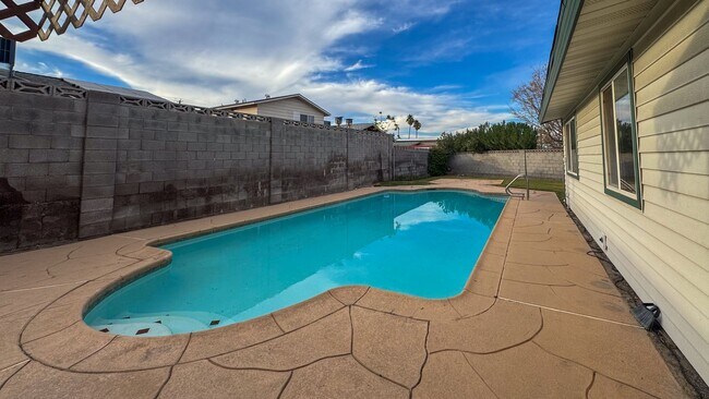 Building Photo - Move-In Ready 3-Bedroom with Pool / Lawn and Pool Service Included!