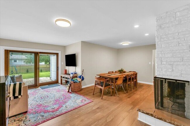 Building Photo - Renovated Ranch home in Champaign - AVAILA...