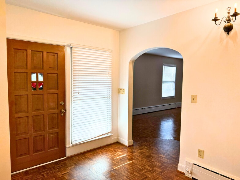 Building Photo - 1400 9th Ave