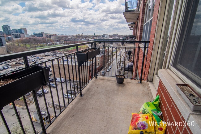 Building Photo - 6 Laflin-808