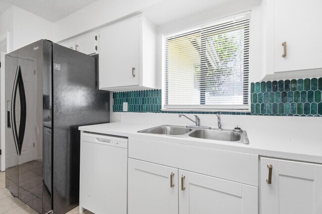 Building Photo - 38 E Diamond Dr