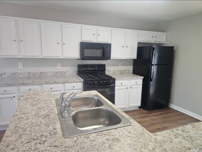 Building Photo - 670 Burtons Cove