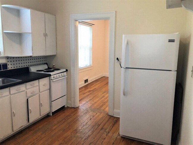 Building Photo - Historic 1 BR/1 BA Upstairs Apartment