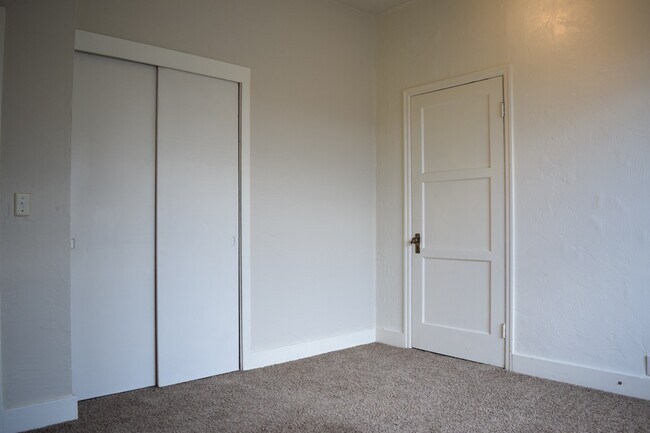 Building Photo - POL5