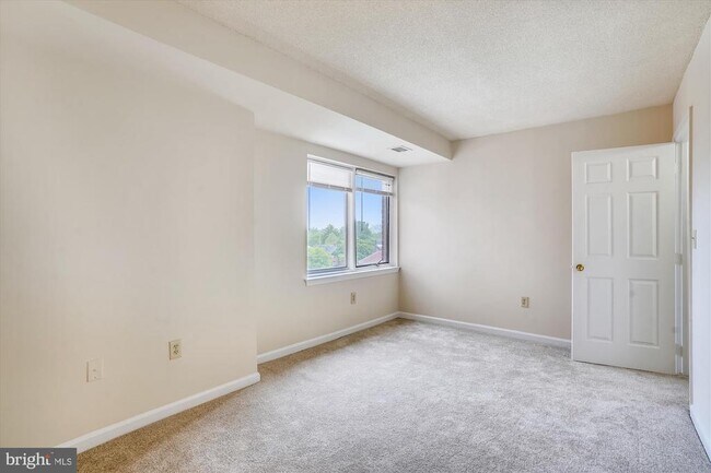 Building Photo - 505 E Braddock Rd