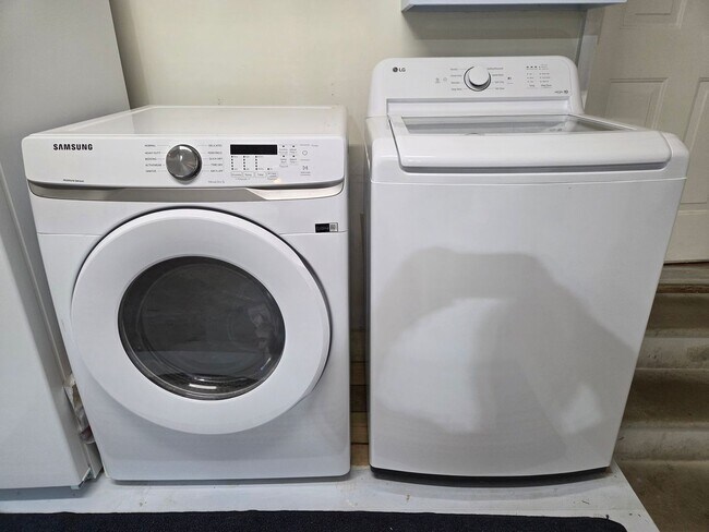 Building Photo - Beautiful 3 bedroom, 2 bath house with one car garage, located on Cummins Creek