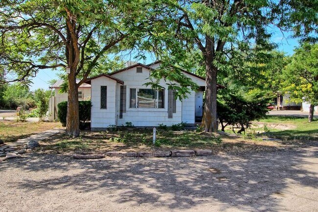 Building Photo - 2 Bed 1 Bath House