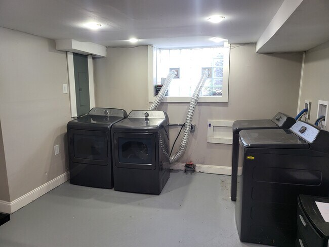 Building Photo - 226 E 16th Ave