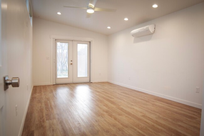 Building Photo - 4811 W Rose Hl St