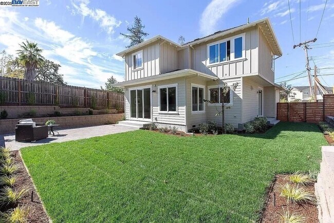 Building Photo - 764 Hillcrest Dr