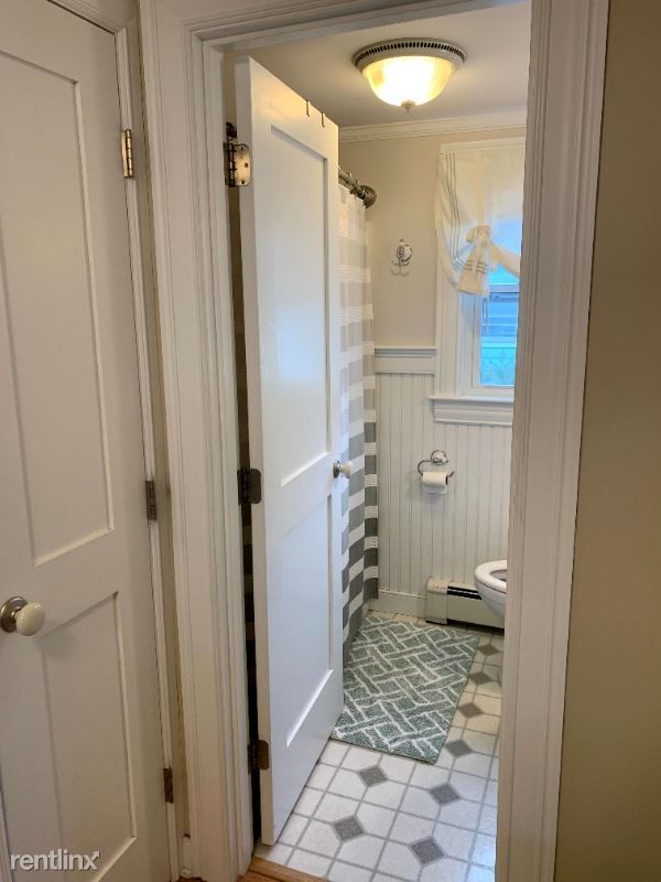 Building Photo - 2 br, 1 bath Apartment - 8 Pine Tree Avenue