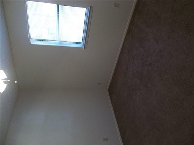 Building Photo - 2 br, 1 bath  - West Apartments