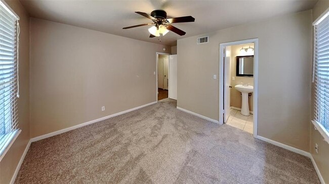 Building Photo - 2640 Manchester Dr