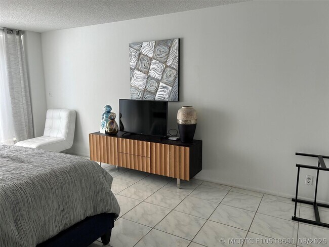Building Photo - 4020 Galt Ocean Dr