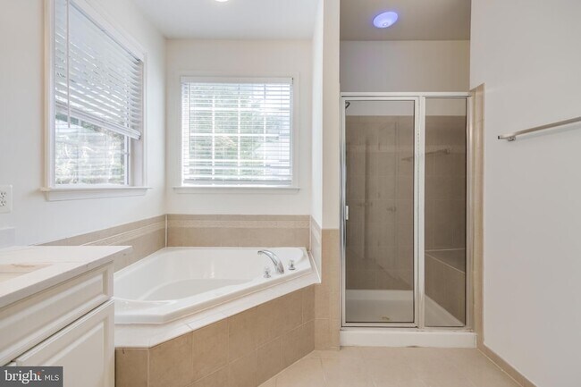 Building Photo - 5214 Lynns Retreat Dr