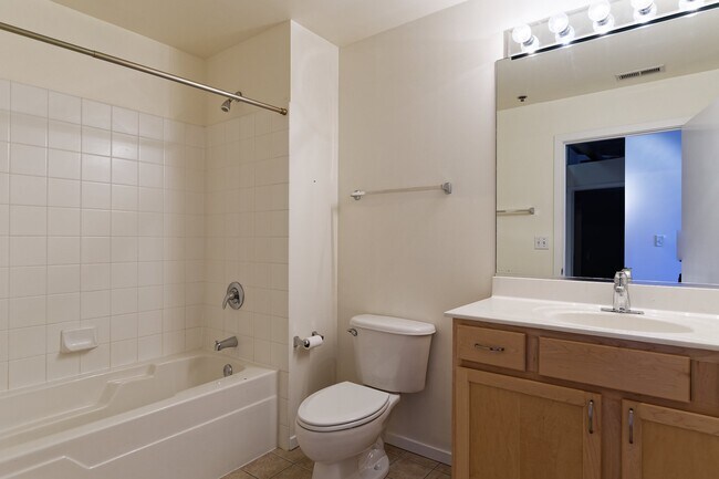 Building Photo - 933 W Van Buren St