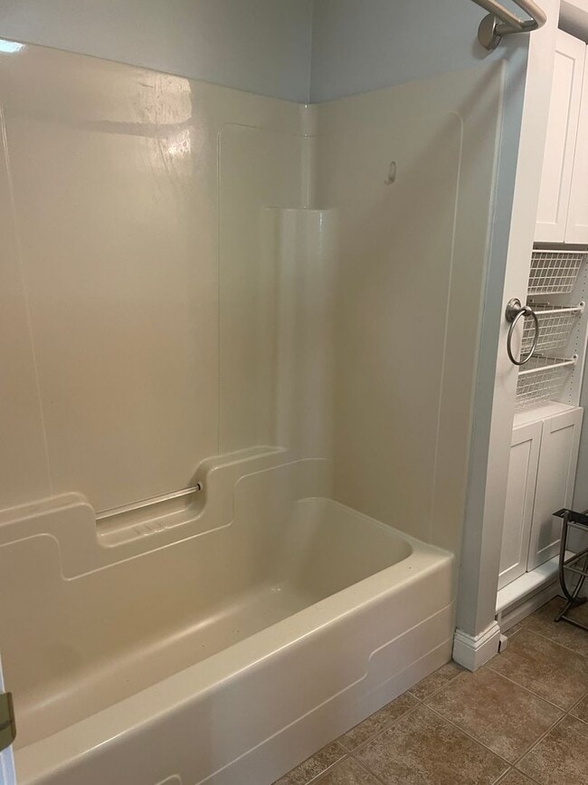 Building Photo - Beautiful 2BR/1BA Condo Available January 16th!!!  Great Portland Location!!!