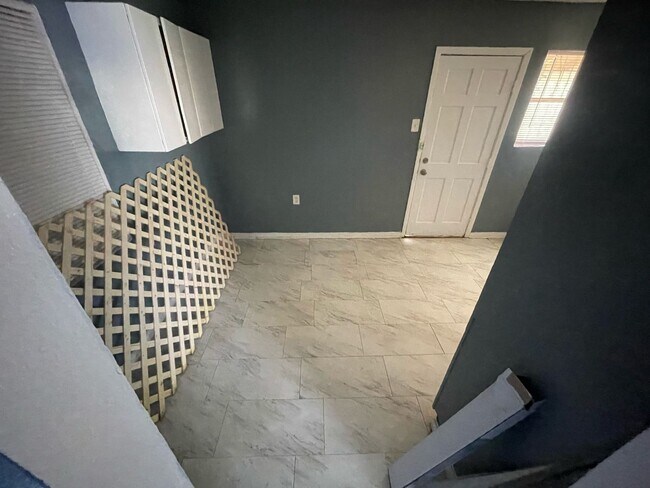 Building Photo - 2 Bed 1 Bath