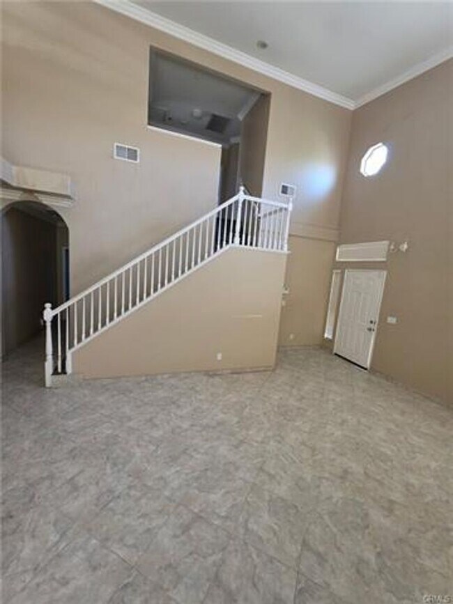 Building Photo - Spacious Home